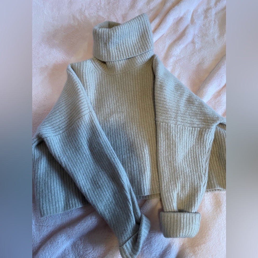 Tan medwell sweater size medium fits 4/5 kids